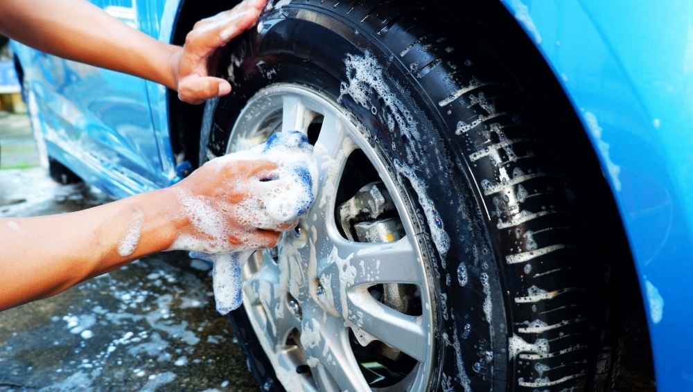 Steps to clean the tire of cars
